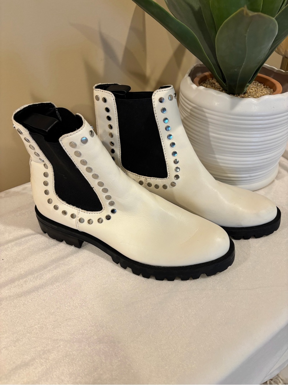 Dolce Vita White leather Chelsea Studded lug soles Ankle Boots 8.5 NEW 🤍